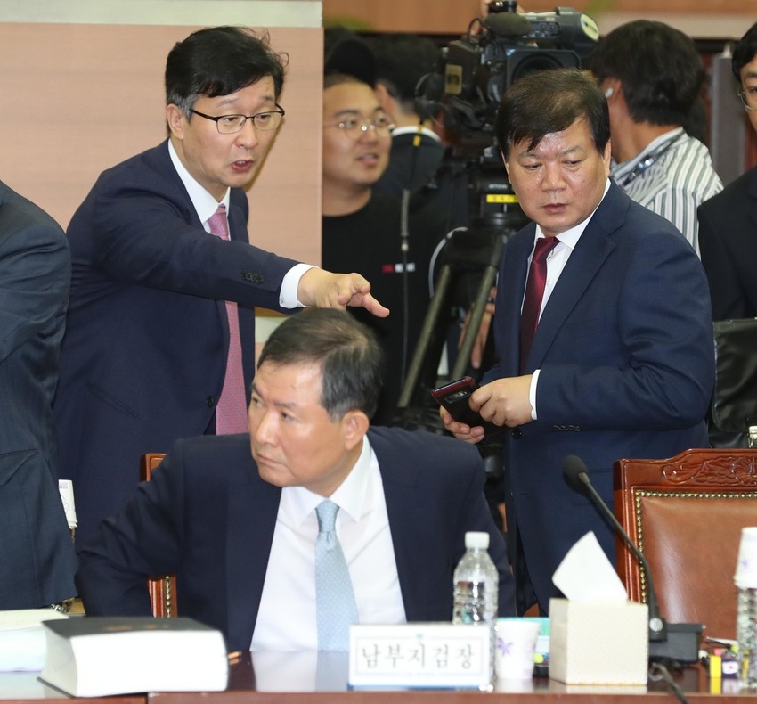 배성범 서울중앙지검장(오른쪽)과 조국 법무부 장관에 대한 수사를 맡은 서울중앙지검 특수2부의 책임자인 송경호 3차장이 7일 오후 서울 서초동 서울고등검찰청에서 열린 국회 서울고검, 서울중앙지검 등에 대한 국정감사에서 정회 시간에 이야기하고 있다. 강창광 선임기자 chang@hani.co.kr