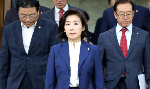 나경원 자유한국당 원내대표가 8일 오전 국회에서 열린 ‘문재인 정권 실정 및 조국 심판’국정감사 대책 회의가 열리는 회의장에 들어서고 있다. 연합뉴스