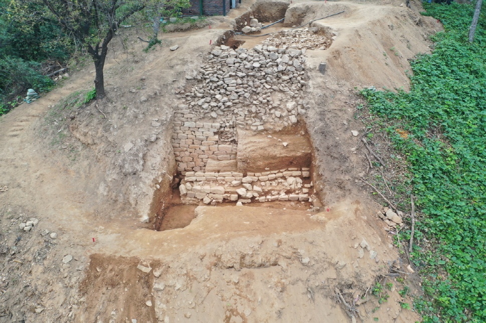 경기도 고양 행주산성이 발굴조사 결과 삼국시대에 축성된 450m 규모의 석성이라는 사실이 처음 밝혀졌다.