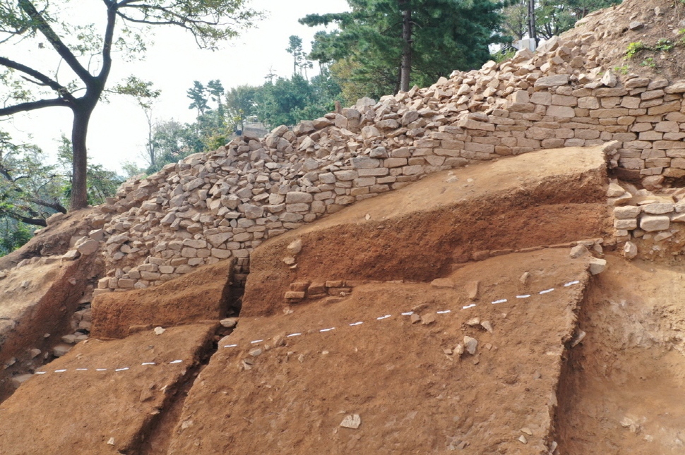 경기도 고양 행주산성 발굴조사에서 발견된 450m 길이의 석성.