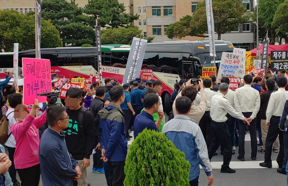 제주 제2공항 건설을 반대하는 시민사회단체가 제주도에 대한 국정감사가 열리는 8일 제주도청 앞에서 국회의원들이 탄 버스를 향해 철저한 국정감사를 촉구하고 있다.