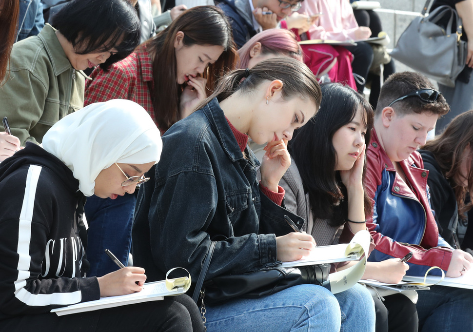 한글날을 하루 앞둔 8일 오전 서울 서대문구 연세대 노천극장에서 열린 제28회 외국인 한글백일장에서 한국어학당 학생들이 글을 쓰고 있다. 백소아 기자 thanks@hani.co.kr