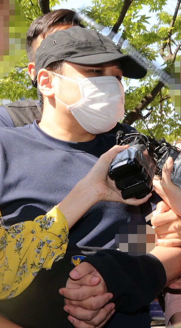 검정 모자와 마스크를 쓴 ‘한강 몸통 주검’ 사건의 피의자가 지난 8월18일 경기도 고양시 의정부지법 고양지원에서 열린 영장실질심사를 받기 위해 출석하고 있다. 연합뉴스