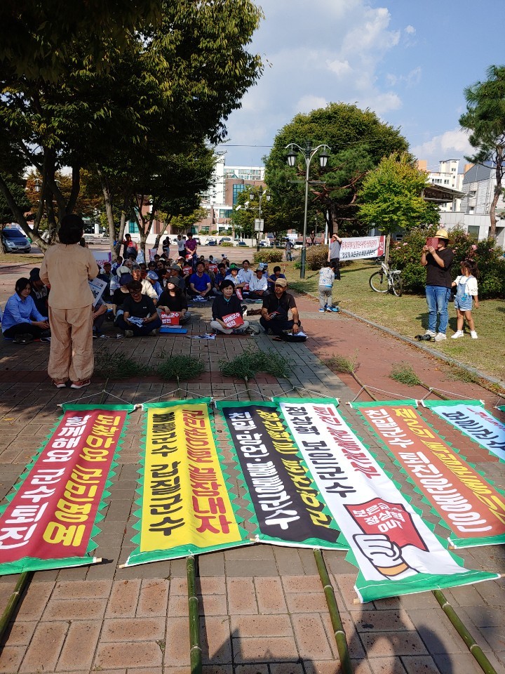 보은군민들이 지난달 28일 뱃들공원에서 친일 왜곡 발언으로 물의를 산 정상혁 보은군수 사퇴를 촉구하는 문화제를 열었다.