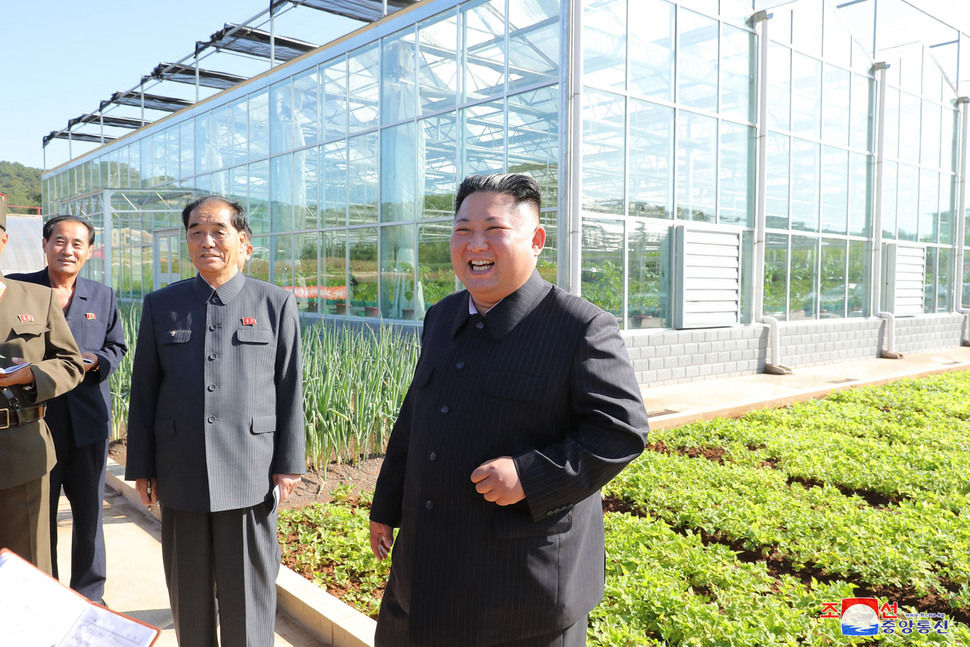 김정은 북한 국무위원장이 “나라의 종합적인 종자연구개발 기지”로 불리는 조선인민군 제810부대 산하 1116호 농장을 현지지도했다며 9일 <조선중앙통신>이 공개한 사진. 조선중앙통신 연합뉴스