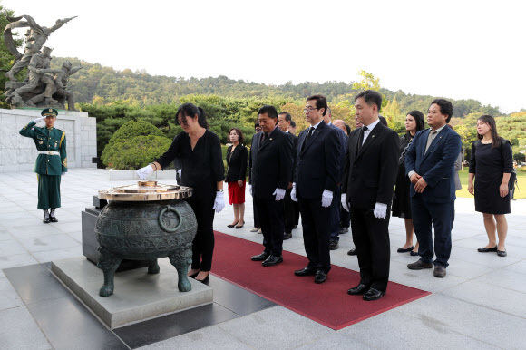 제100회 전국체육대회에 초청된 국외거주 독립유공자 후손들이 4일 오후 서울 동작구 국립서울현충원을 찾아 현충탑 앞에서 참배, 분향하고 있다. 연합뉴스