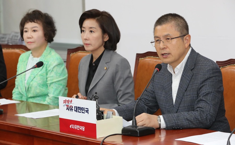 황교안 자유한국당 대표가 10일 오전 국회에서 열린 최고위원회의에서 발언하고 있다. 강창광 선임기자 chang@hani.co.kr