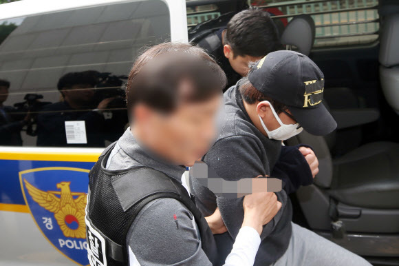 의붓딸을 살해하고 시신을 저수지에 유기한 혐의(살인 및 사체유기)로 긴급체포된 김모(31)씨가 지난 5월 1일 구속 전 피의자심문(영장실질심사) 출석을 위해 광주지법에 도착하고 있다. 연합뉴스