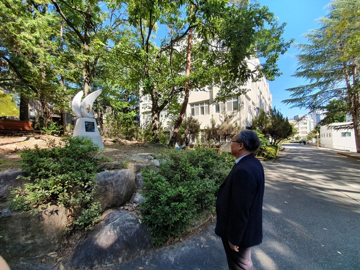 지난 11일 부마민주항쟁을 이끌었던 정광민 10·16 부마항쟁연구소 이사장이 부산대 자연과학관(옛 상대) 근처 화단에 세워진 항쟁 표지석을 보고 있다. 김영동 기자