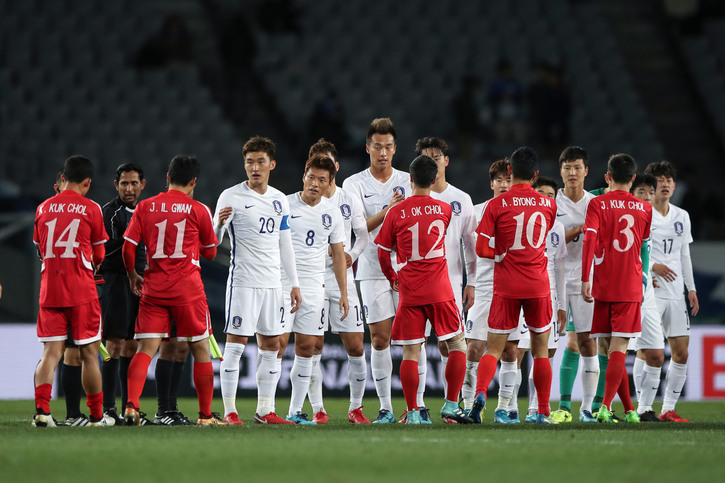 남과 북 남자축구대표팀이 지난 2017년 12월 일본 도쿄 아지노모토 스타디움에서 열린 2017 동아시아축구연맹(EAFF) E-1 챔피언십에서 격돌한 뒤 서로 악수를 하고 있다. 대한축구협회 제공