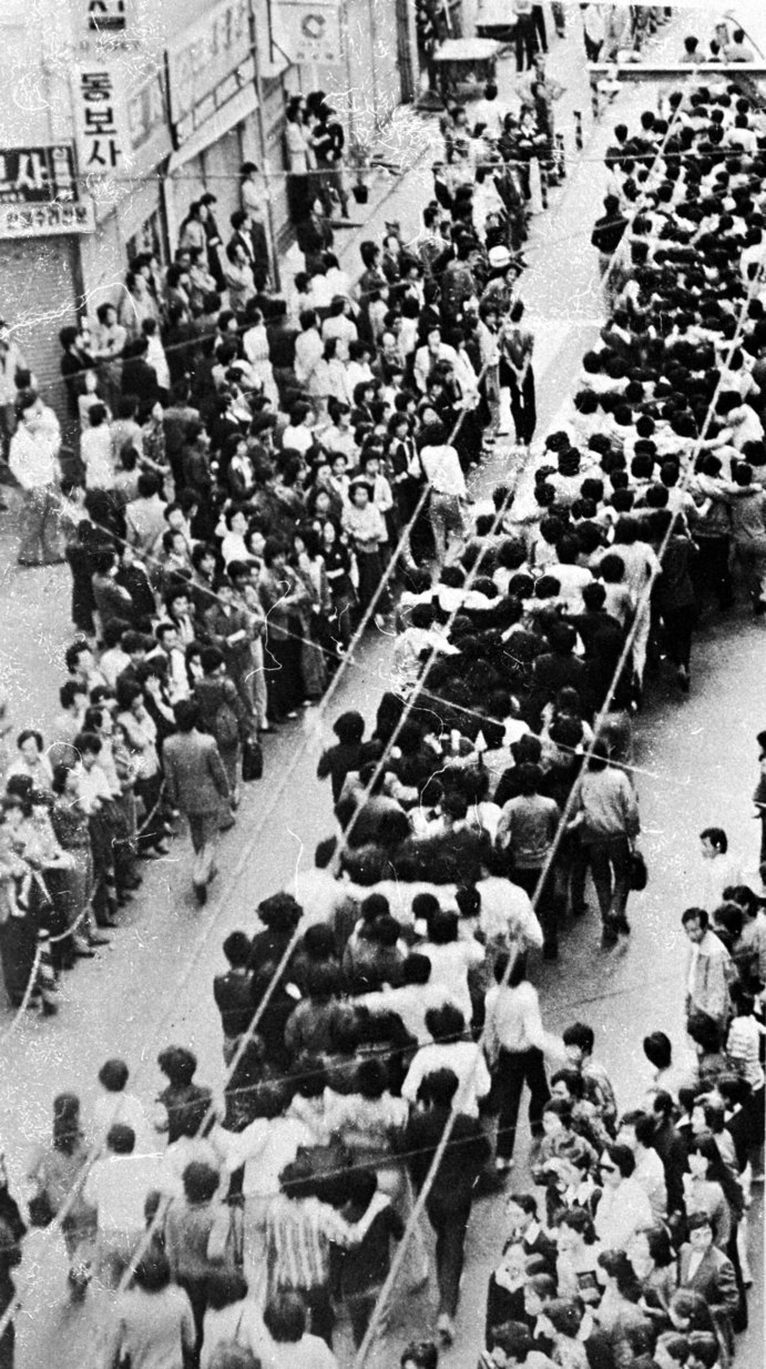 1979년 10월 부마민주항쟁 당시 시민·학생 시위대 행렬. 부마민주항쟁기념재단 제공