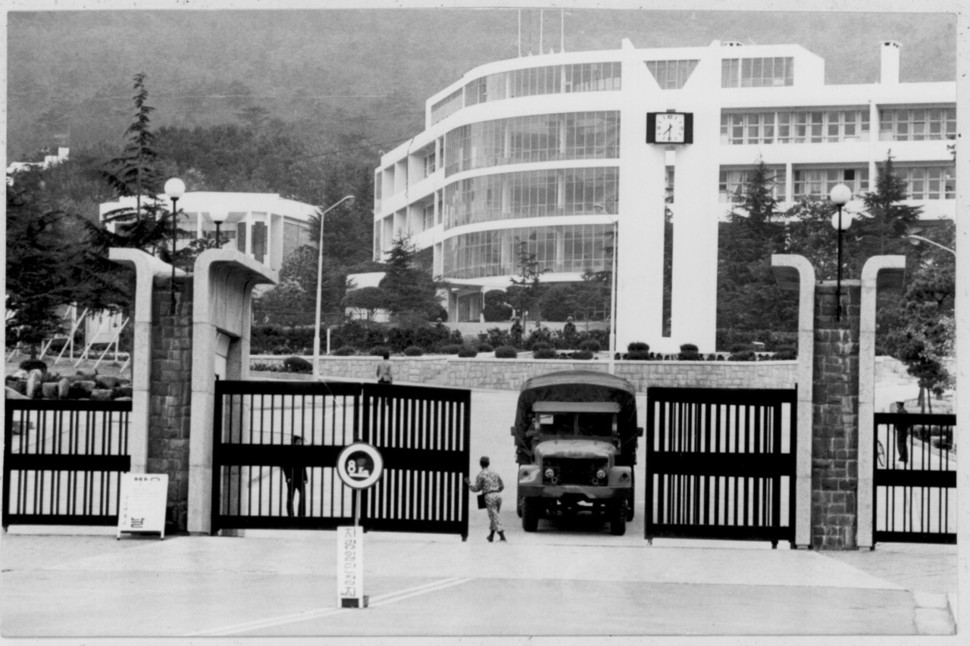 부마민주항쟁이 진행됐던 1979년 10월18일 정부의 계엄령 선포 뒤 부산대 새 정문 앞 모습.  부마민주항쟁기념재단 제공