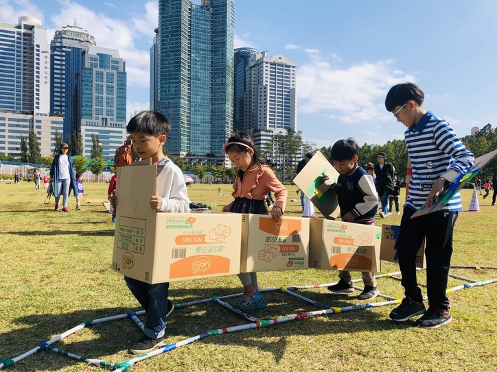 지난 10월12일 토요일 오후 1시부터 서울 보라매공원 잔디광장에서 ‘제6회 놀이의 날’이 열렸다. 상자로 기차와 역을 만들어 신나게 놀고 있는 아이들. 기찻길은 신문지를 돌돌 말아서 만들었다. 김지윤 기자