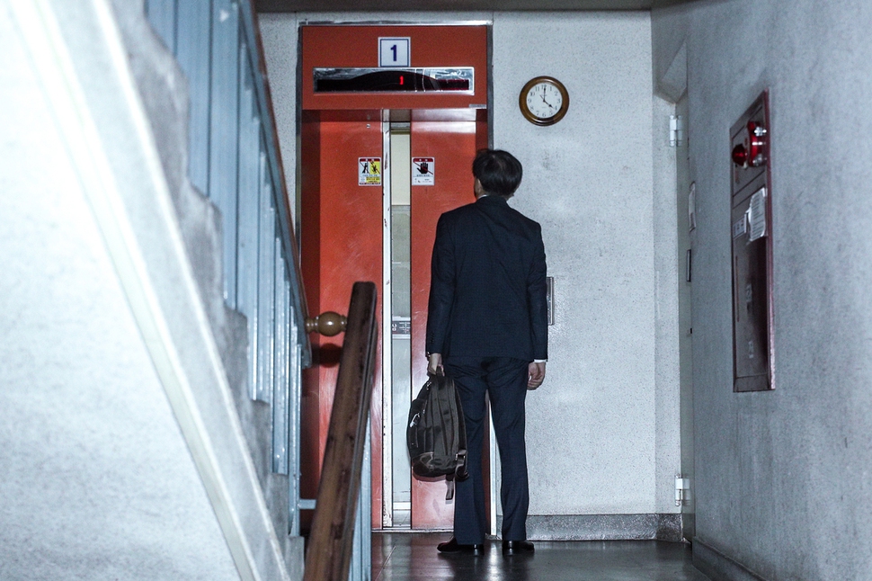취임 35일 만에 전격 사의를 표명한 조국 법무부 장관이 14일 오후 서울 서초구 방배동 자택으로 들어서고 있다. 공동취재사진