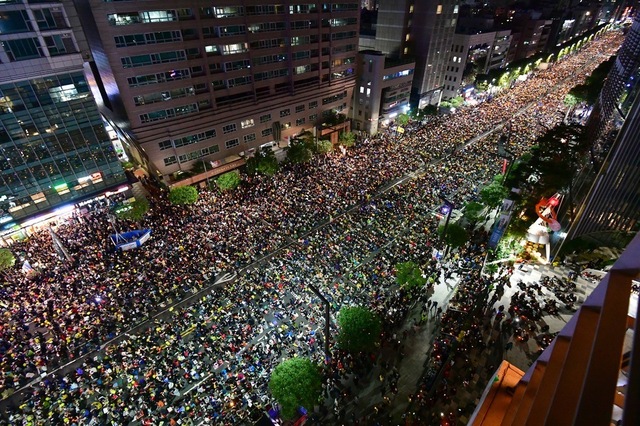 검찰개혁 사법적폐청산 범국민 시민연대가 12일 저녁 검찰 개혁과 조국 수호를 주장하며 검찰청사가 있는 서울 서초역 네거리에서 ‘제9차 사법적폐 청산을 위한 검찰개혁 촛불 문화제’를 열고 있다. 공동취재사진