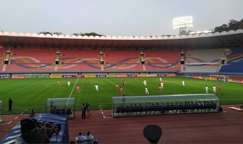 15일 오후 평양 김일성경기장에서 열린 남북한 축구대표팀의 2022 국제축구연맹(FIFA) 카타르월드컵 아시아 2차 예선 H조 3차전이 무관중 속에 치러지고 있다. 사진은 아시아축구연맹(AFC) 경기감독관이 현장에서 찍어 보낸 것이다. 대한축구협회 제공