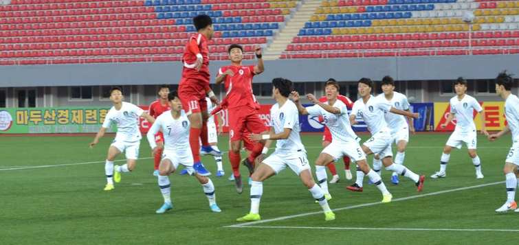 남북한 축구대표팀 선수들이 15일 오후 관중없이 평양 김일성경기장에서 열린 2022 국제축구연맹(FIFA) 카타르월드컵 아시아 2차 예선 H조 3차전에서 공을 다투고 있다. 남이 하얀색, 북이 붉은색 유니폼을 입었다. 아시아축구연맹(AFC) 누리집