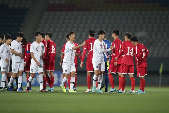 경기 뒤 남북 선수들이 악수를 나누고 있다. 대한축구협회 제공