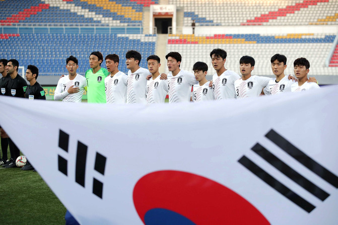 손흥민 등 한국 선수들이 애국가가 울려 퍼지는 가운데 태극기 앞에서 경기 전 세리머니를 하고 있다. 대한축구협회 제공