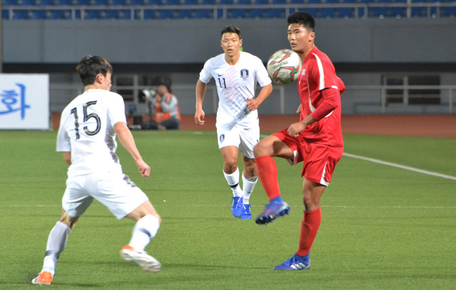 북의 주공격수 한광성(오른쪽).  사진 조선민주주의인민공화국(DPRK)축구협회 제공