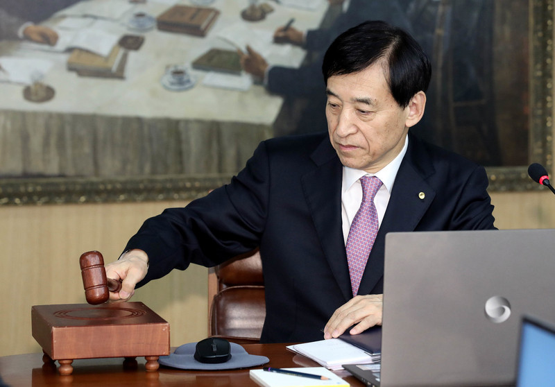 이주열 한국은행 총재가 16일 오전 서울 중구 한국은행에서 열린 금융통화위원회 회의에 참석해 의사봉을 두드리고 있다. 뉴시스