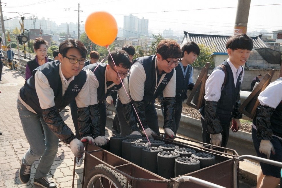 밥상공동체 연탄은행이 17일 강원도 원주 학성동에서 밥상연탄나눔 재개식을 연다. 사진은 연탄봉사 활동을 하는 모습. 밥상공동체종합사회복지관 제공