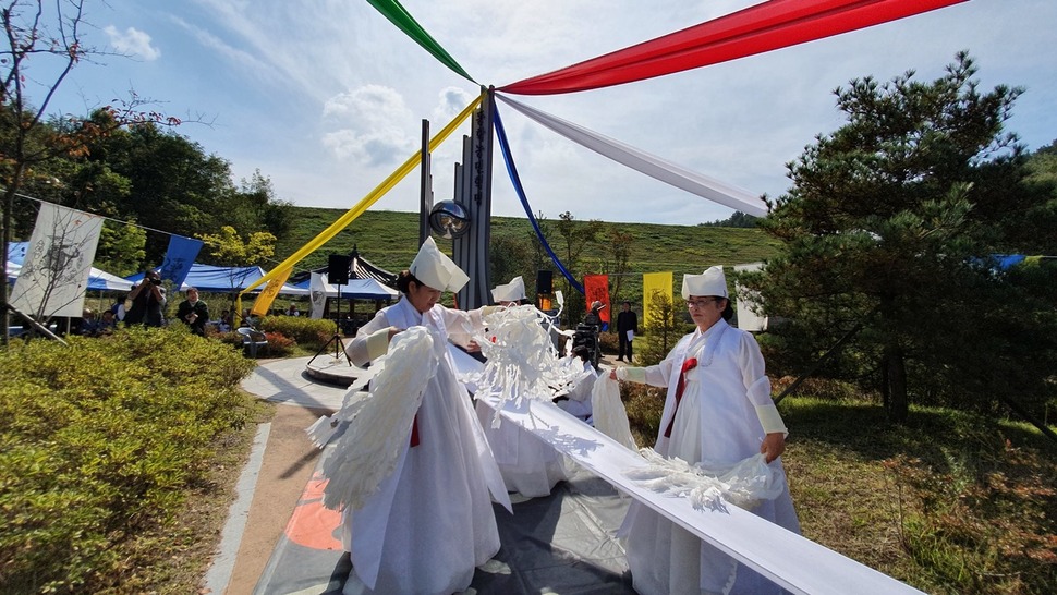 충북 옥천군 청산면 한곡리 문바위골 옥천 동학공원에서 16일 동학 진혼제가 열렸다.