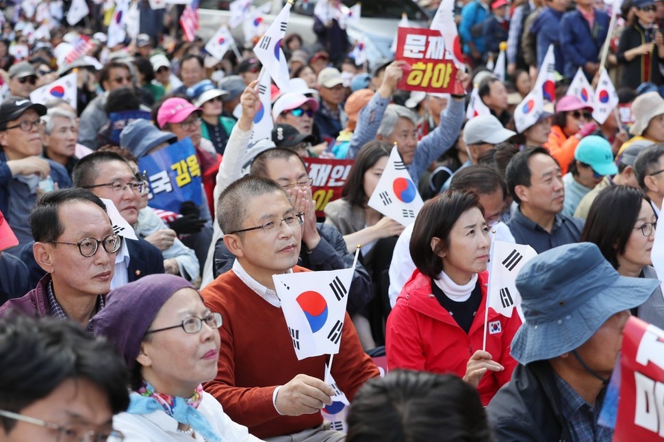 자유한국당 황교안 대표와 나경원 원내대표가 9일 오후 서울 광화문광장에서 범보수단체 주최로 열린 조국 법무부 장관 사퇴 촉구 집회에 참가해 구호를 외치고 있다. 연합뉴스