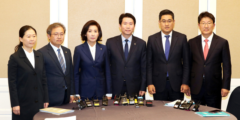 여야 3당 교섭단체 원내대표들이 16일 오후 국회에서 공수처 설치법을 비롯한 검찰 개혁안 등을 논의하기 위해 각 당 의원 1명이 참석하는 '2+2+2' 회동을 하고 있다. 왼쪽부터 바른미래당 권은희, 더불어민주당 송기헌 의원, 자유한국당 나경원, 더불어민주당 이인영, 바른미래당 오신환 원내대표, 자유한국당 권성동 의원. 연합뉴스