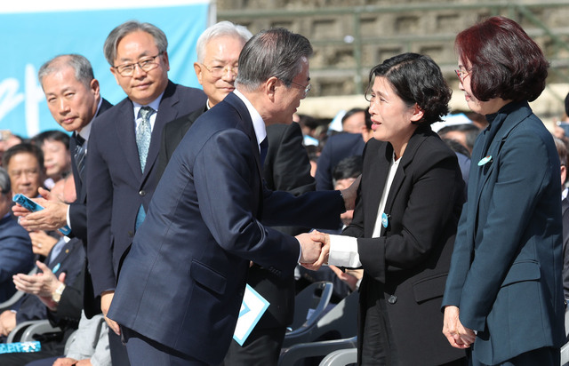 문재인 대통령이 16일 경남 창원 경남대에서 열린 제40주년 부마민주항쟁 기념식에서 기념사를 마친 뒤 마산시위 참여자 옥정애(오른쪽 둘째부터), 최갑순씨를 위로하고 있다. 지난 9월 부마민주항쟁이 국가기념일로 지정됨에 따라 이번 기념식은 사상 처음으로 정부 주관 행사로 열렸다.  창원/청와대사진기자단