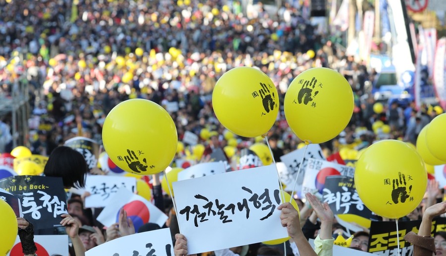 사법적폐청산 범국민 시민연대가 12일 오후 검찰 개혁과 조국 법무부 장관 수호를 주장하며 검찰청사가 있는 서울 서초역 사거리에서 `제9차 사법적폐 청산을 위한 검찰 개혁 촛불 문화제'를 열고 있다.강창광 선임기자 chang@hani.co.kr