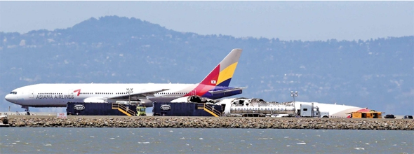 2013년 7월 아시아나항공 샌프란시스코공항 착륙사고 3일 뒤, 아시아나항공 여객기가 사고 여객기 잔해를 지나 이륙하고 있다. 김태형 기자 xogud555@hani.co.kr