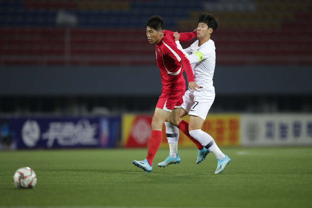 지난 15일 오후 평양 김일성경기장에서 열린 2022 국제축구연맹(FIFA) 카타르월드컵 아시아 2차 예선 H조 3차전에서 한국의 손흥민(오른쪽)과 북한 선수가 몸싸움을 벌이고 있다. 대한축구협회 제공