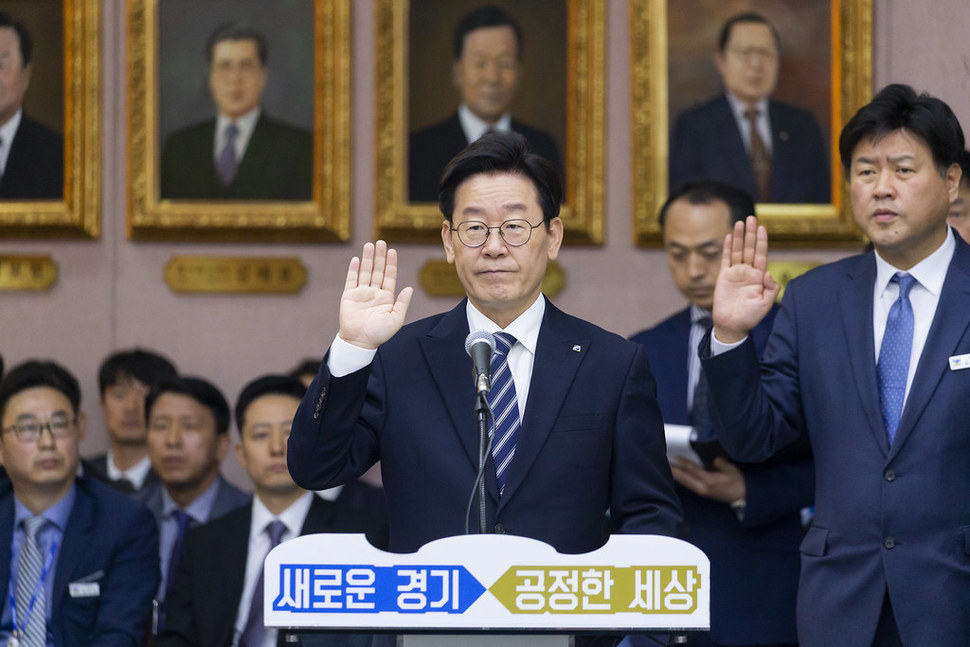이재명 경기지사가 18일 국회 행안위 국정감사에서 선서하고 있다.