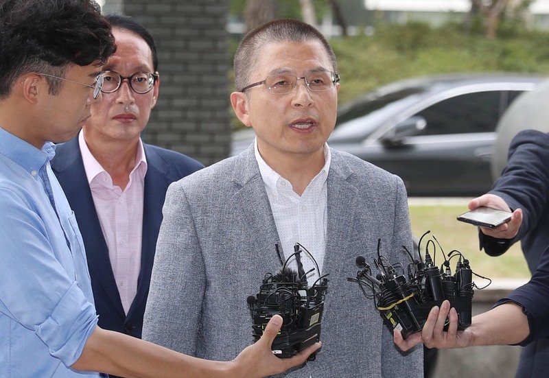 황교안 자유한국당 대표가 패스트트랙 충돌 사건 관련 조사를 받기 위해 지난 1일 오후 서울 양천구 서울남부지검에 출석하며 입장을 밝히고 있다. 신소영 기자 viator@hani.co.kr