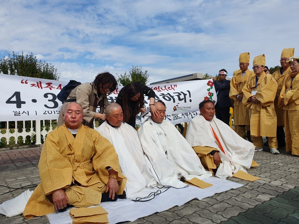 제주4·3유족들이 18일 국6s4회 앞에서 2년 가까이 표류하고 있는 제주4·3특별법 개정안의 국회 통과를 요구하며 삭발하고 있다. 4·3유족회 제공