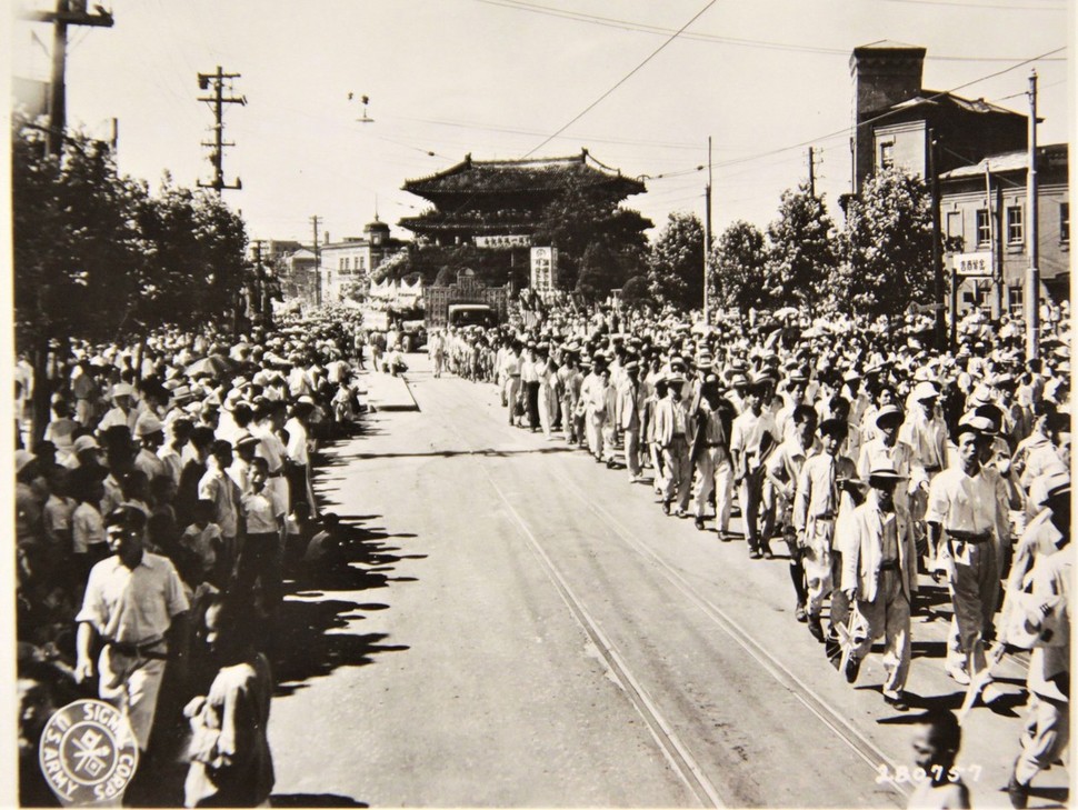 해방 3년째인 1947년 들어 쌀값 등 물가 상승과 생필품 부족으로 일반 국민들의 삶이 피폐해졌으며, 사회적 갈등은 점증했다. 미국은 47년 후반 웨더마이어 특사를 한국에 보내 남한의 경제 상황 등을 살펴보게 했다. 사진은 47년 4월 서울 남대문 앞에서 시위를 벌이는 시민들. 국사편찬위 전자사료관