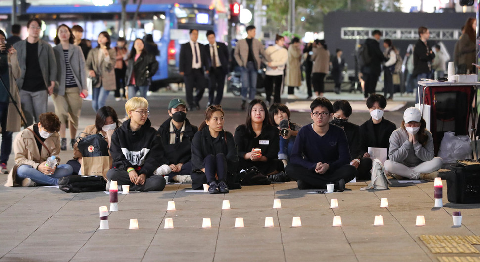 지난 16일 저녁, 설리를 위한 검은 추모제가 열린 서울 신촌 현대백화점 앞에서 참석자들이 고인의 명복을 빌고 있다. 김경호 선임기자 jijae@hani.co.kr
