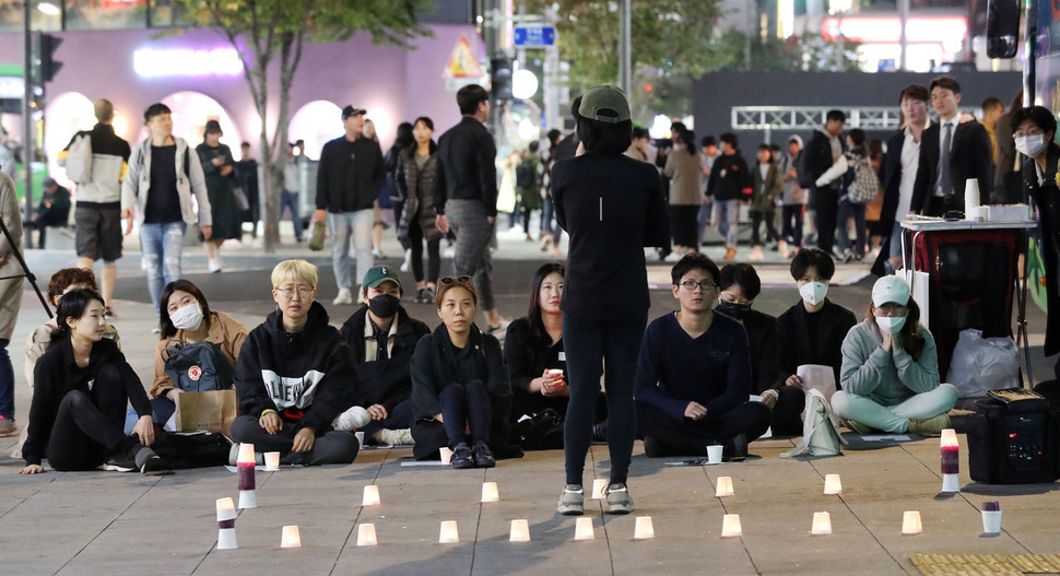 지난 16일 저녁, 설리를 위한 검은 추모제가 열린 서울 신촌 현대백화점 앞에서 참석자들이 고인의 명복을 빌고 있다. 김경호 선임기자 jijae@hani.co.kr