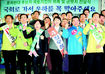 운하 반대 의원 후보들에게 금배지 전달
