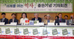 글들의 관점 차이 드러나게 요약하라