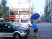 튜브 들고 차 가로막기…‘위험천만’ 동영상 논란