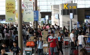 황금연휴 앞둔 인천공항 ‘북적’