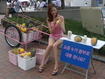 한가위 맞이 홍보특집? 주말 도심 한복판에 대패녀 등장
