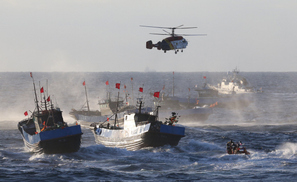 “승선불가, 승선불가!” 긴박한 무전에… 해경, 헬기 물보라로 중국어선 제압