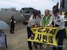 ‘교황 통역’ 정제천 신부, 강정마을에서 경찰에 들려나와