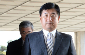 ‘청와대 문건 유출’ 박관천·조응천 징역 10년·2년 구형
