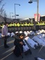 길막힌 ‘쌍용차 오체투지단’ 찬 바닥에 누워서 농성중