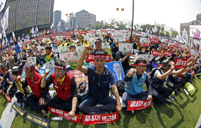 노동절 가로막은 차벽…민주노총 거리행진, 경찰과 충돌