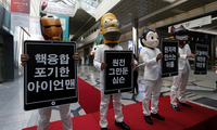 [포토]‘핵융합 포기한 아이언맨’…그린피스 재생에너지 사용 퍼포먼스